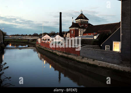 Il birrificio Harveys riflessa nel fiume Ouse al crepuscolo in Lewes Town Center East Sussex Regno Unito Foto Stock