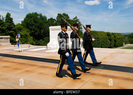 Arlington, VA, cimitero nazionale tomba del Milite Ignoto, Guardia d'onore, il cambio della guardia fucili marching uniformi Foto Stock