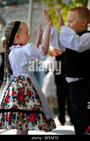 Svab giovani bambini in abito tradizionale danza presso il wine harvest festival , Hajos (Haj s) Ungheria Foto Stock