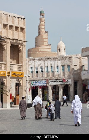 Souq Waqif e Minareto di FANAR il Qatar centro culturale islamico a Doha in Qatar Foto Stock