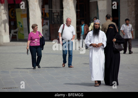 Turista giovane musulmano e matura nel Souq Waqif a Doha in Qatar Foto Stock