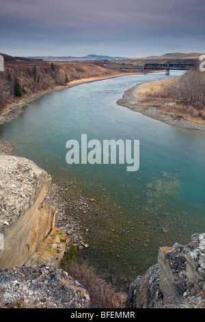 Il Fiume Bow presso sunrise con CN railroad in background, Cochrane, Alberta, Canada Foto Stock