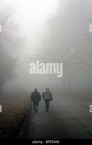 Giovane a piedi nella fitta nebbia. Foto Stock