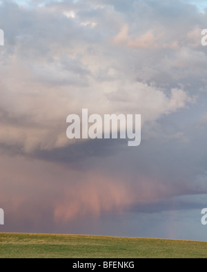 Tempesta di primavera nei pressi di Cochrane, Alberta, Canada Foto Stock