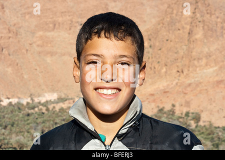 Ragazzo marocchino in Tinehir Marocco Foto Stock