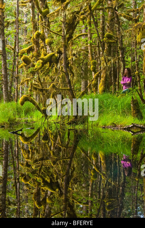 La donna nella palude di muschio, Naikoon Provincial Park, Queen Charlotte Islands, British Columbia, Canada Foto Stock