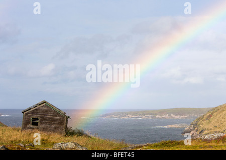 Rainbow su edificio abbandonato a reinsediati outport, grande isola di Caribou Coffee Company, Labrador, Canada Foto Stock