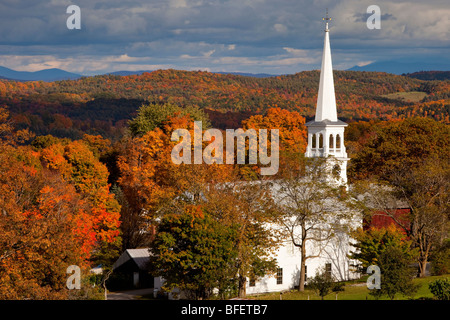 Vista autunnale della Chiesa congregazionale in Peacham Vermont - USA Foto Stock