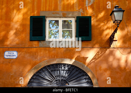 La parete e la finestra dettaglio presso Piazza Napoleone a Lucca, Toscana Italia Foto Stock
