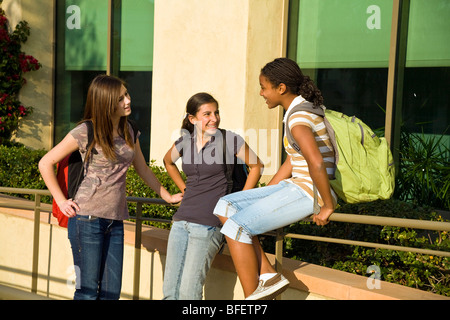 Americano africano, Ispanico e Caucasico junior alta ragazze appendere fuori a parlare insieme all'esterno dopo la scuola. California signor ©Myrleen pere Foto Stock