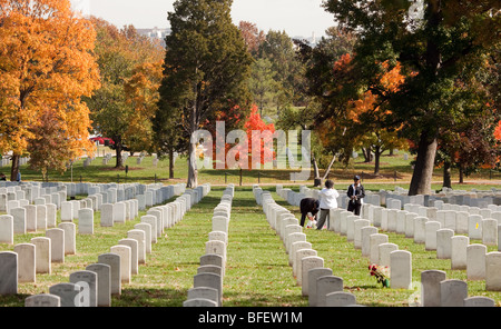 La gente la posa di fiori, il Cimitero di Arlington in autunno, Washington DC, Stati Uniti d'America Foto Stock