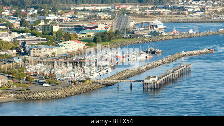 Una veduta aerea di Campbell River il marchio del molo di scoperta e di fronte al mare di marina nel passaggio di rilevamento. Campbell River Vancouve Foto Stock