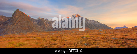 Alpenglow sul Monte monolito, Yukon. Autunno nell'oggetto contrassegnato per la rimozione definitiva Valley, Lapide parco territoriale, Yukon. Foto Stock