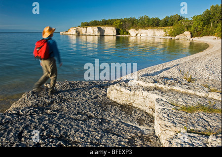 Scogliere calcaree, ripida roccia, lungo il lago di Manitoba, Manitoba, Canada Foto Stock