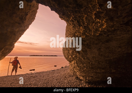 Scogliere calcaree, ripida roccia, lungo il lago di Manitoba, Manitoba, Canada Foto Stock