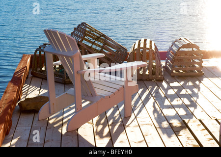 Sedia prato su Wharf, artigiano Inn, Trinità, Terranova, Canada Foto Stock