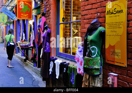 Donna (modello di rilascio) carrello nella ventola Tan vicolo in Chinatown in Victoria, BC. Foto Stock