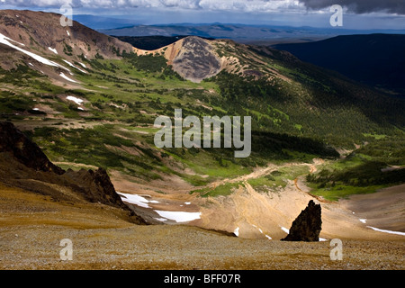 Paesaggio vulcanico nella Rainbow montagne di Tweedsmuir Park della Columbia britannica in Canada Foto Stock