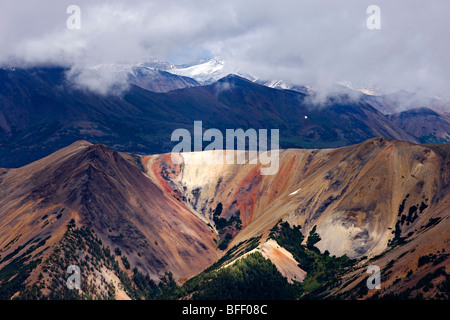 Paesaggio vulcanico nella Rainbow montagne di Tweedsmuir Park della Columbia britannica in Canada Foto Stock