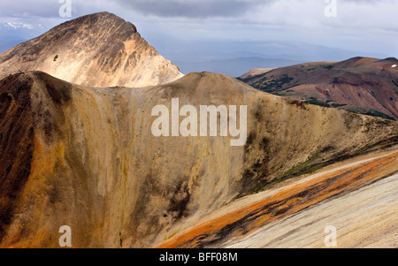 Paesaggio vulcanico nella Rainbow montagne di Tweedsmuir Park della Columbia britannica in Canada Foto Stock