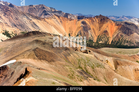 Paesaggio vulcanico nella Rainbow montagne di Tweedsmuir Park della Columbia britannica in Canada Foto Stock