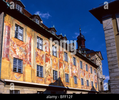 Bamberg, Baviera, Germania. Altes Rathaus (antico municipio) sulla piccola isola nel fiume Regnitz. La torre barocca, 18il thC affreschi Foto Stock