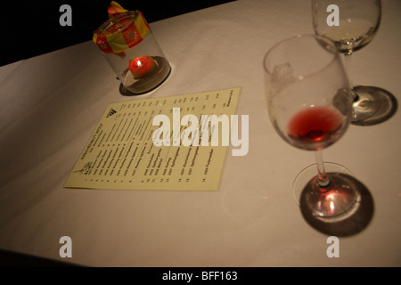 Lista dei vini al via il festival del vino, strassenweinfest, chiesa evangelica, Lupo, nei pressi di Traben Trarbach, Mosel, Germania bicchieri da vino wineglass Foto Stock