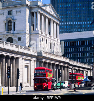 Banca di Inghilterra e red double decker bus Routemaster City di Londra Gran Bretagna Foto Stock