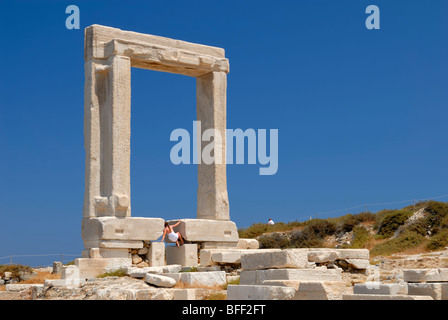 Il marmo enorme cancello, il Portara, cattura il tuo occhio non appena si arriva a Naxos. Un turista è disperatamente tentando di scalare... Foto Stock