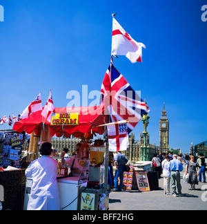 Ice Cream merchant a Westminster Bridge bandiere e Big Ben Clock Tower Londra Gran Bretagna Europa Foto Stock