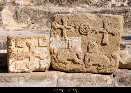 Antiche pietre scolpite con iscrizioni, Kyrenia Castello, Kyrenia, Kyrenia District, la parte settentrionale di Cipro Foto Stock