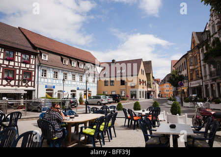 Edifici storici e cafe' sul marciapiede sulla strada principale in piccole città. Market Place, Stockach, Wurttenburg Baden, Germania. Foto Stock