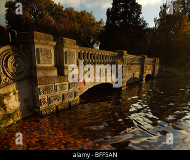 Giovane guardando la serpentina. Hyde Park, Londra, Inghilterra, Regno Unito. Foto Stock