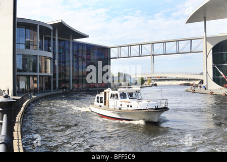 Nuovo complesso di governo Spreebogen. Il fiume Sprea, tra Paolo Loebe haus e Marie Elisabeth Lueders Haus. Germania Berlino. Foto Stock