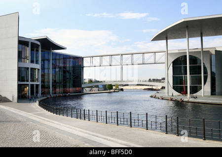 Nuovo complesso di governo Spreebogen. Il fiume Sprea, tra Paul-loebe haus e Marie Elisabeth Lueders Haus. Germania Berlino. Foto Stock