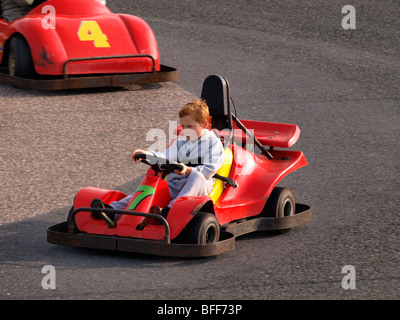 Ragazzo giovane su un go-cart Foto Stock