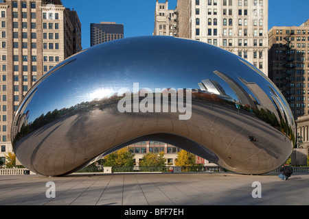 Il cloud gate o bean scultura di atrist Anish Kapoor AT&T Plaza in Millennium Park all'interno del Loop area comunitaria di Chicago Foto Stock