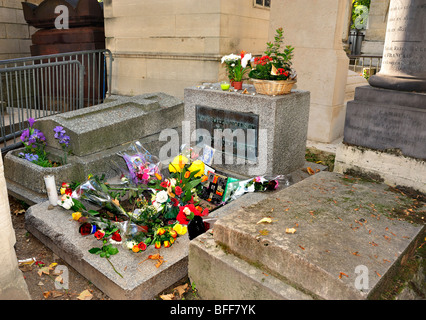 Parigi, Francia - "Cimitero Pere Lachaise", monumento a 'Jim Morrison ", " il cantante Rock' per le porte del Gruppo Rock Foto Stock