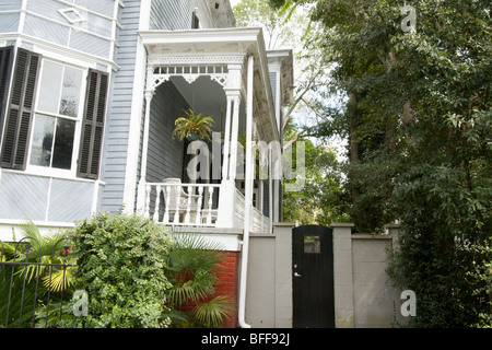 Dettaglio di ornato portico sul lato della casa vittoriana nel centro storico di Savannah, Georgia GA, Stati Uniti d'America Foto Stock