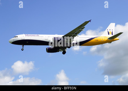 Airbus A321 azionato da Monarch Airlines sulla rotta di avvicinamento per l'atterraggio all'Aeroporto di Birmingham Foto Stock