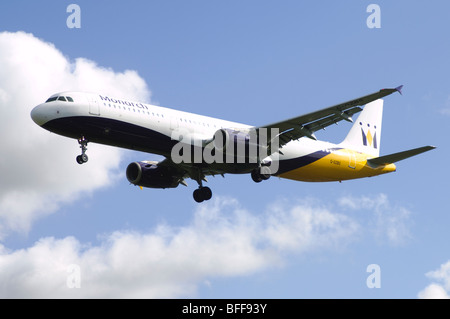 Airbus A3231 azionato da Monarch Airlines sulla rotta di avvicinamento per l'atterraggio all'Aeroporto di Birmingham Foto Stock