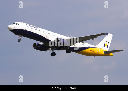 Airbus A3231 azionato da Monarch Airlines decollo dall'Aeroporto di Birmingham Foto Stock