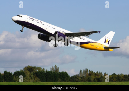 Airbus A3231 azionato da Monarch Airlines decollo dall'Aeroporto di Birmingham Foto Stock