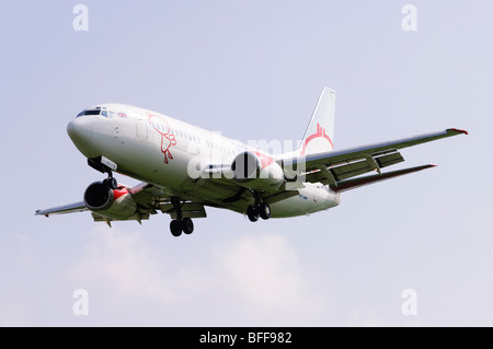 Boeing 737 azionato da BMI Baby sulla rotta di avvicinamento per l'atterraggio all'Aeroporto di Birmingham Foto Stock