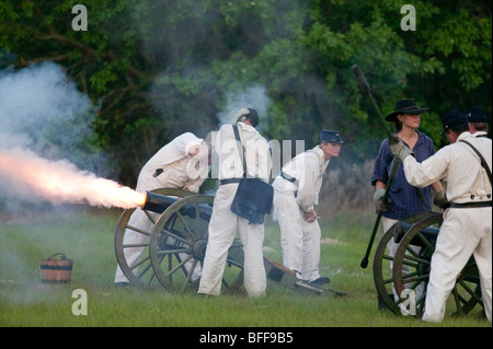 La guerra civile re-enactors sparare un canon su una simulazione di campo di battaglia. Foto Stock