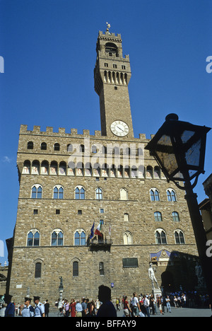 Un livello di terra vista, guardando in alto, del tredicesimo secolo Firenze, Italia municipio e il Palazzo Vecchio. Foto Stock