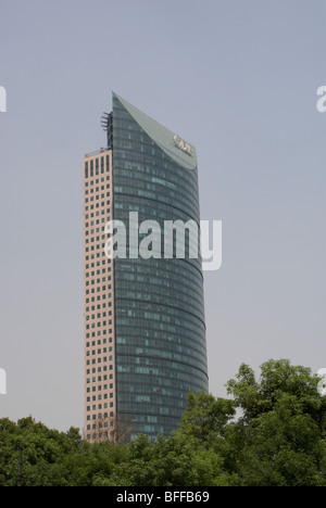 La Torre Mayor sul Paseo de la Reforma in Città del Messico, progettato dall architetto canadese Heberhard Zeidler Foto Stock