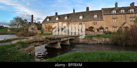 LOWER SLAUGHTER, GLOUCESTERSHIRE - 02 NOVEMBRE 2009: Vista panoramica del ponte sul fiume Windrush Foto Stock