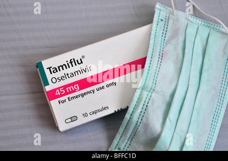 Un medico di maschera facciale e una confezione di Tamiflu compresse contro l'influenza suina, 30 ottobre 2009. Foto Stock