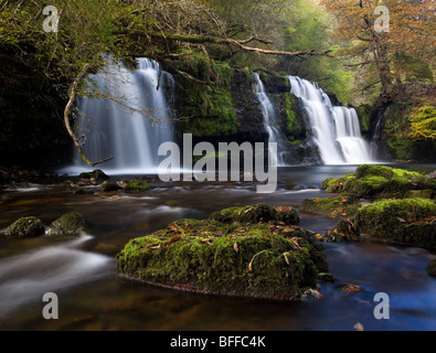 Sgwd y Pannwr cascata vicino Pontneddfechan nel Parco Nazionale di Brecon Beacons in autunno, il Galles. Foto Stock